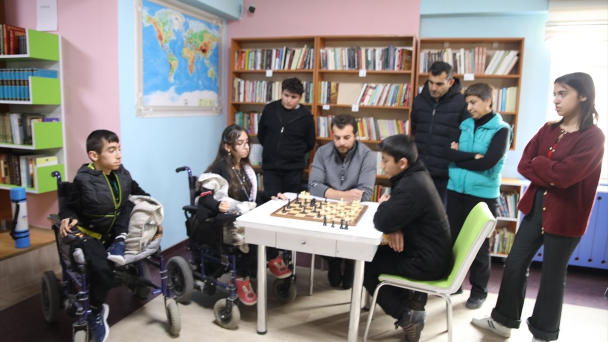 Van'da özel gereksinimli çocuklar için satranç turnuvası düzenlendi