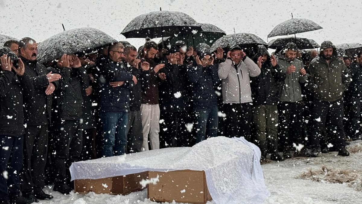 Van'da trafik kazasında ölen çift ile bebeklerinin cenazesi Hakkari'de toprağa verildi