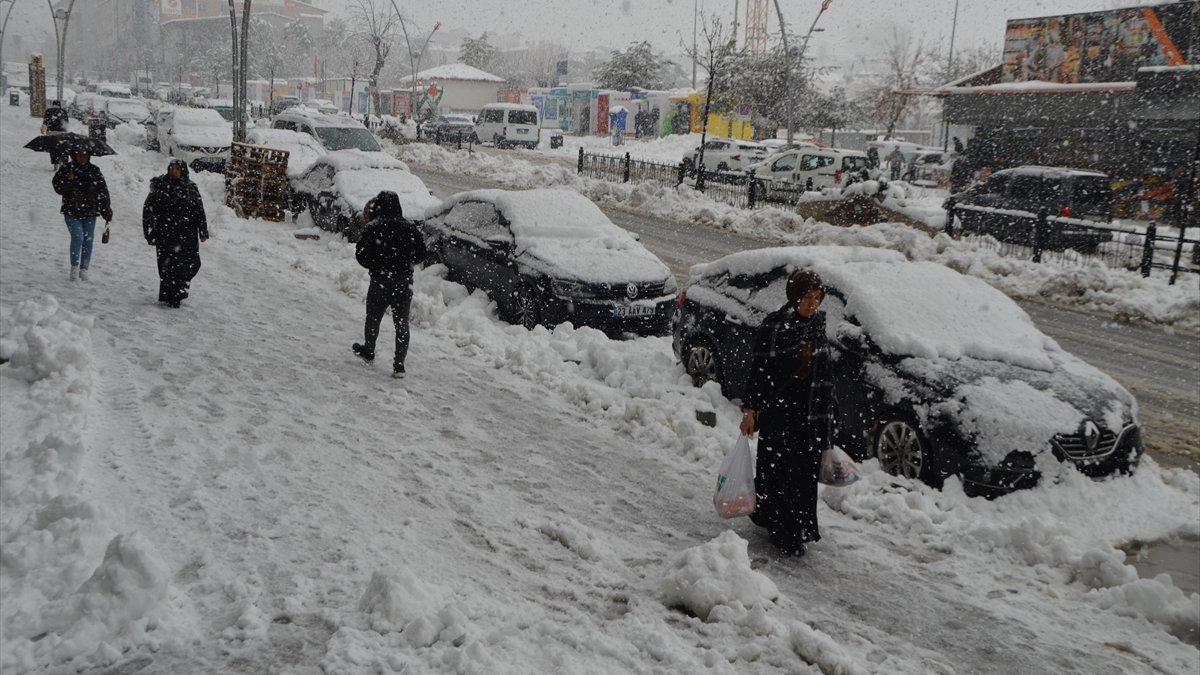 Van, Hakkari, Muş ve Bitlis'te 148 yerleşim yerine ulaşım sağlanamıyor