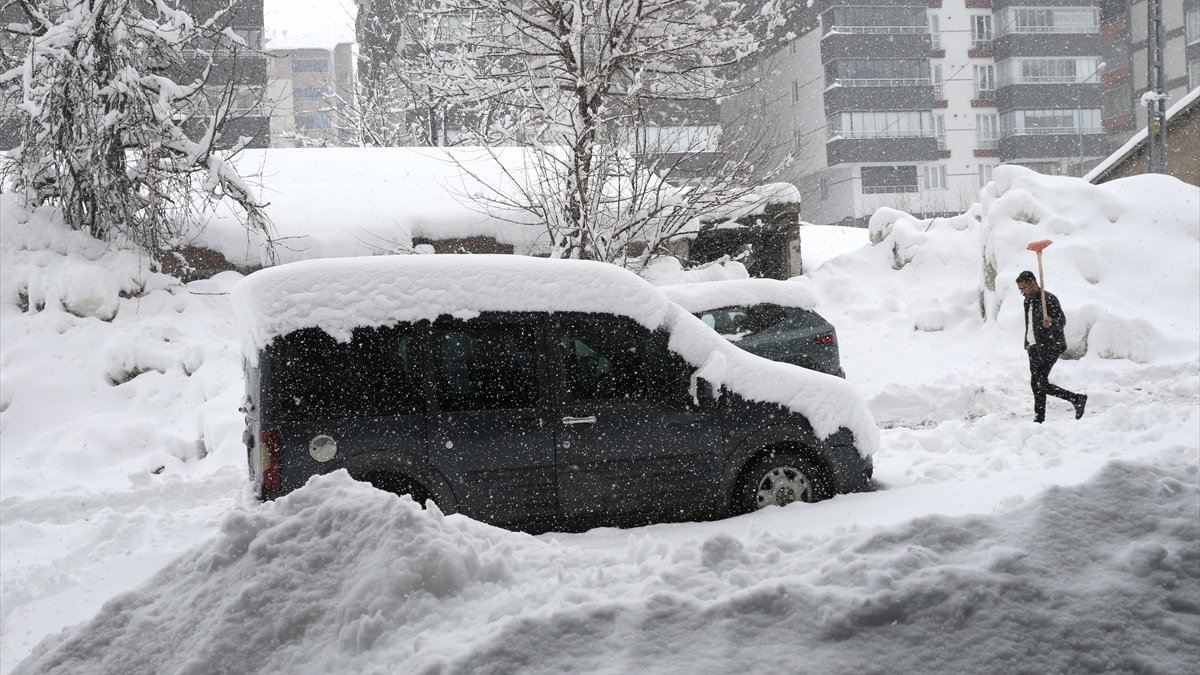 Van, Muş ve Bitlis'te kar nedeniyle 470 yerleşim yerine ulaşım sağlanamıyor