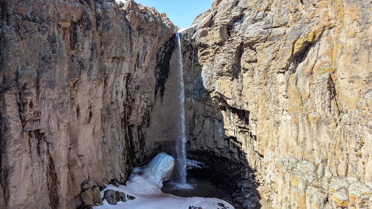 Yazın kuruyan Van'daki Yaşar Kemal Şelalesi yeniden akmaya başladı