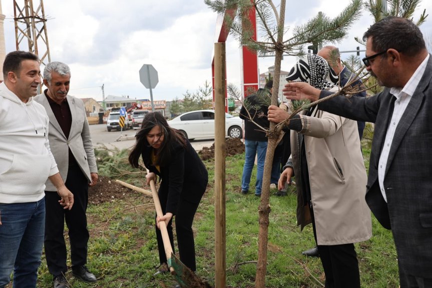 Ağrı Belediyesinden sezonun ilk ağaçlandırma çalışması 2
