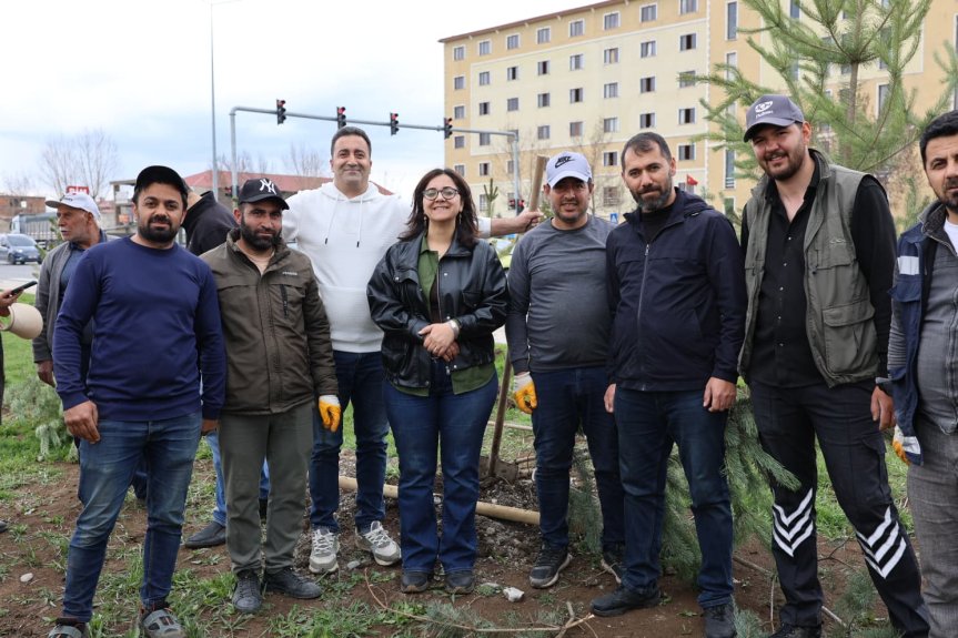 Ağrı Belediyesinden sezonun ilk ağaçlandırma çalışması 5