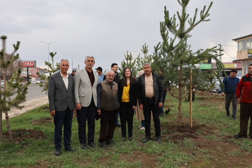 Ağrı Belediyesinden sezonun ilk ağaçlandırma çalışması 6