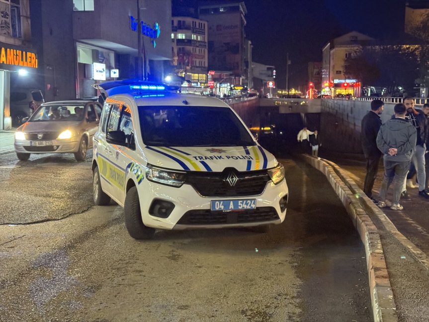 otobüsündeki yolcular edildi çarpan tahliye cam duvara belediye kırılarak Ağrı