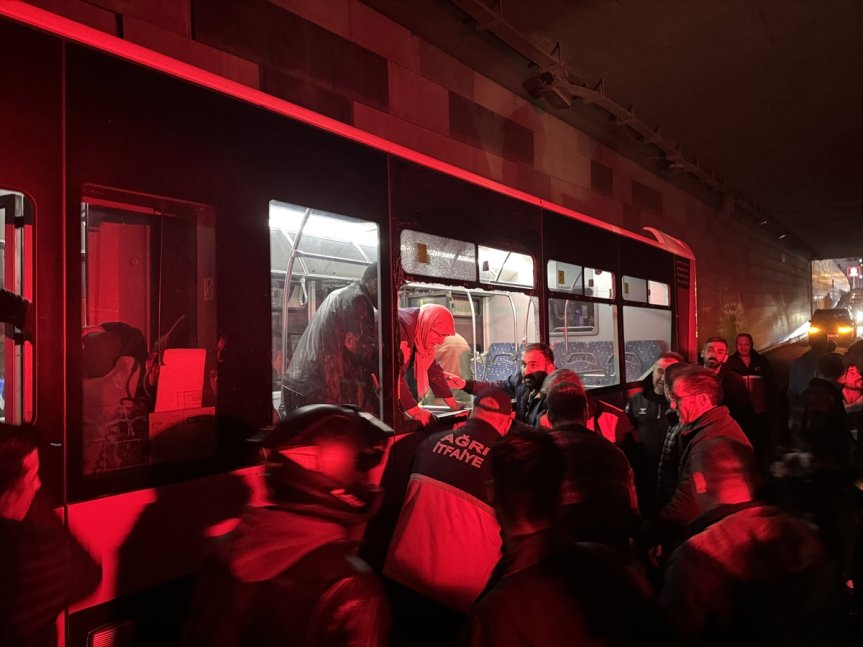 çarpan yolcular kırılarak belediye cam otobüsündeki duvara edildi tahliye Ağrı