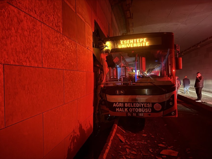 edildi duvara kırılarak çarpan otobüsündeki belediye tahliye cam yolcular Ağrı