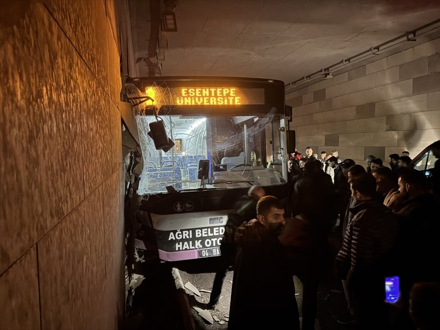 cam kırılarak belediye çarpan otobüsündeki edildi duvara Ağrı