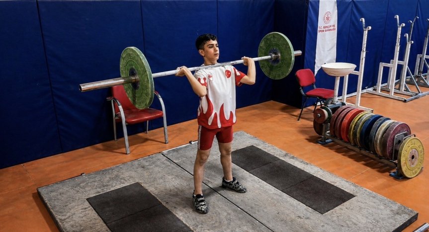 Ağrılı 12 yaşındaki halterci Osman Oğur Türkiye şampiyonu oldu 1
