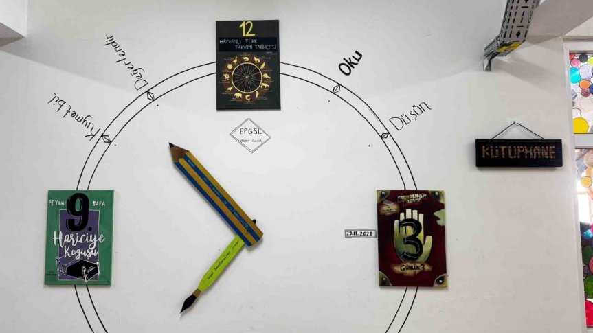 Atık malzemelerle kurulan kütüphane öğrencilerin yeni yaşam alanı oldu 2