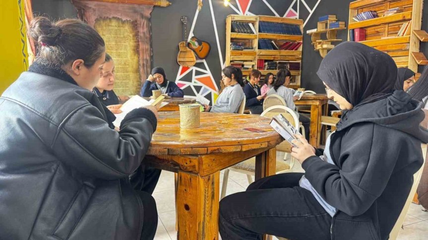 Atık malzemelerle kurulan kütüphane öğrencilerin yeni yaşam alanı oldu 3