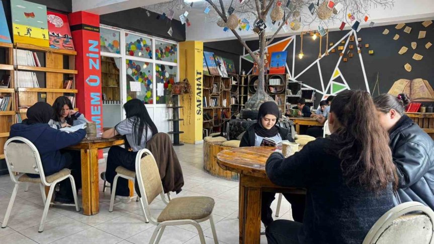 Atık malzemelerle kurulan kütüphane öğrencilerin yeni yaşam alanı oldu 4