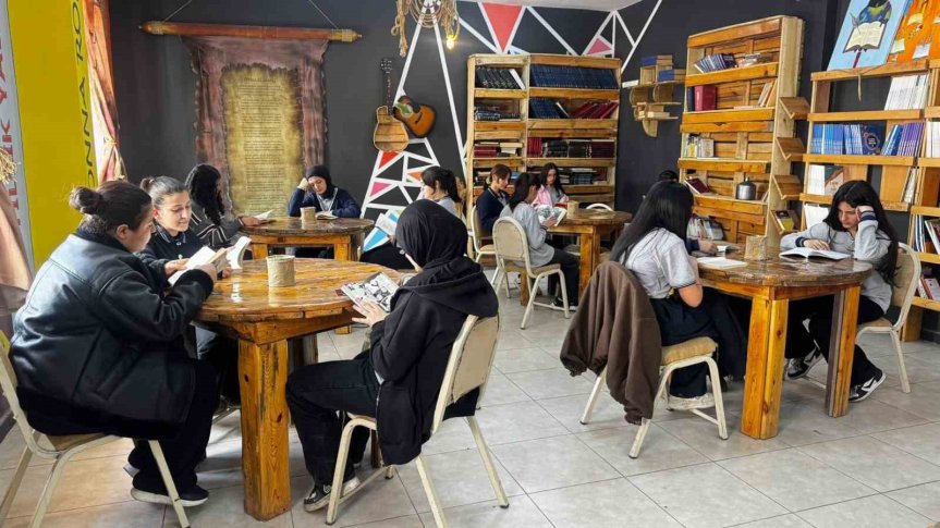 Atık malzemelerle kurulan kütüphane öğrencilerin yeni yaşam alanı oldu 6