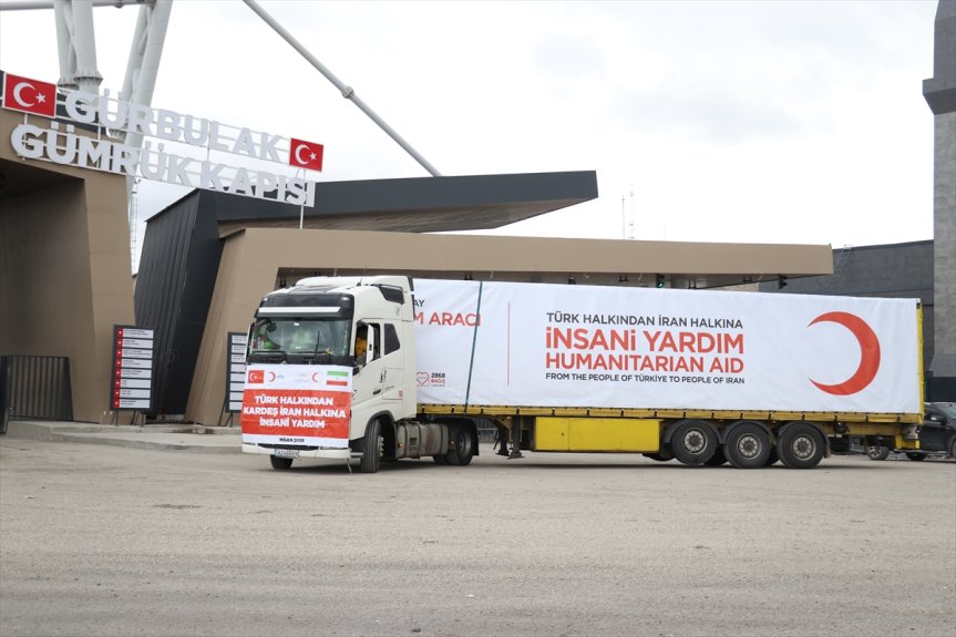 taşıyan malzemelerini Kızılayın geçti 4 yardım Türk tırı İran