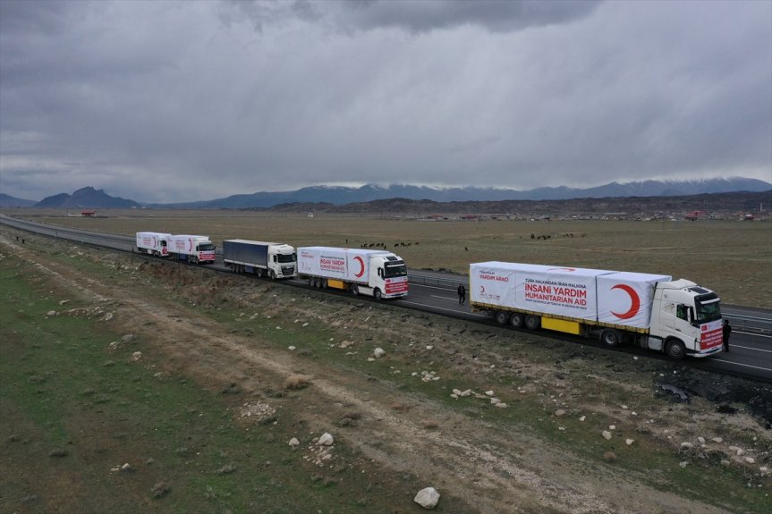 4 tırı insani taşıyan Kızılayın Türk geçti yardım malzemelerini İran