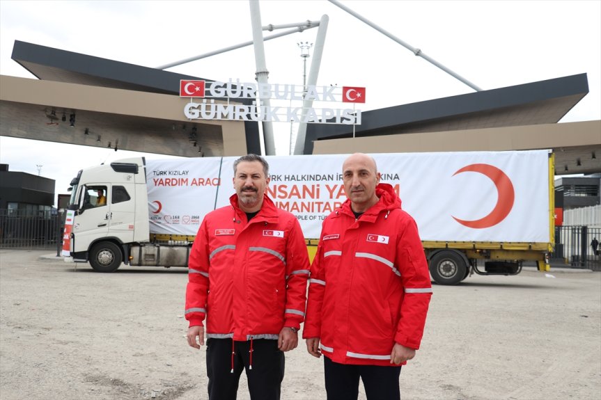 geçti insani malzemelerini taşıyan tırı 4 Türk Kızılayın yardım İran