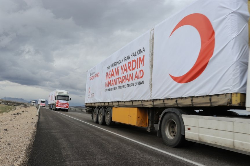 geçti insani yardım Kızılayın malzemelerini İran