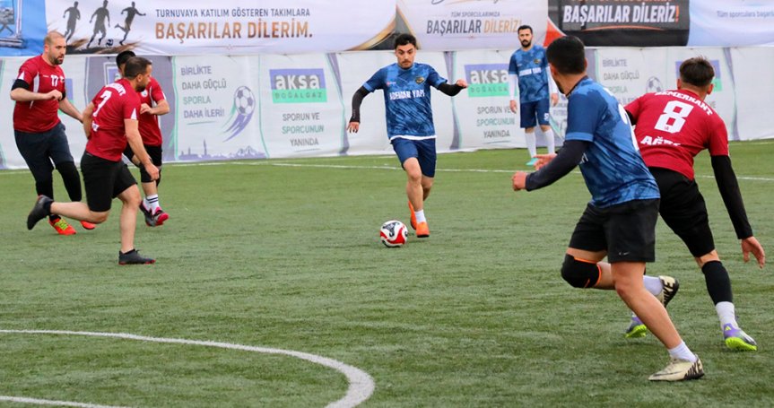 Ağr öğretmenler arası futbol turnuvasında şampiyon olan Semerkant Ticaret MTAL 2