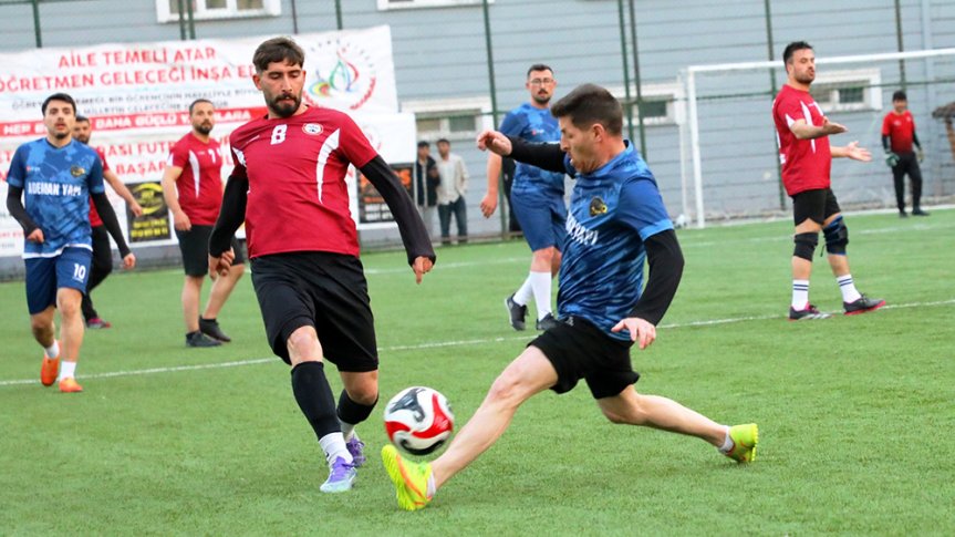Ağr öğretmenler arası futbol turnuvasında şampiyon olan Semerkant Ticaret MTAL 3