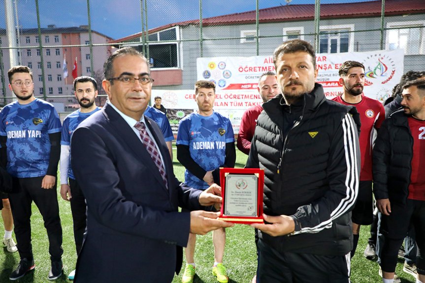 Ağr öğretmenler arası futbol turnuvasında şampiyon olan Semerkant Ticaret MTAL 4