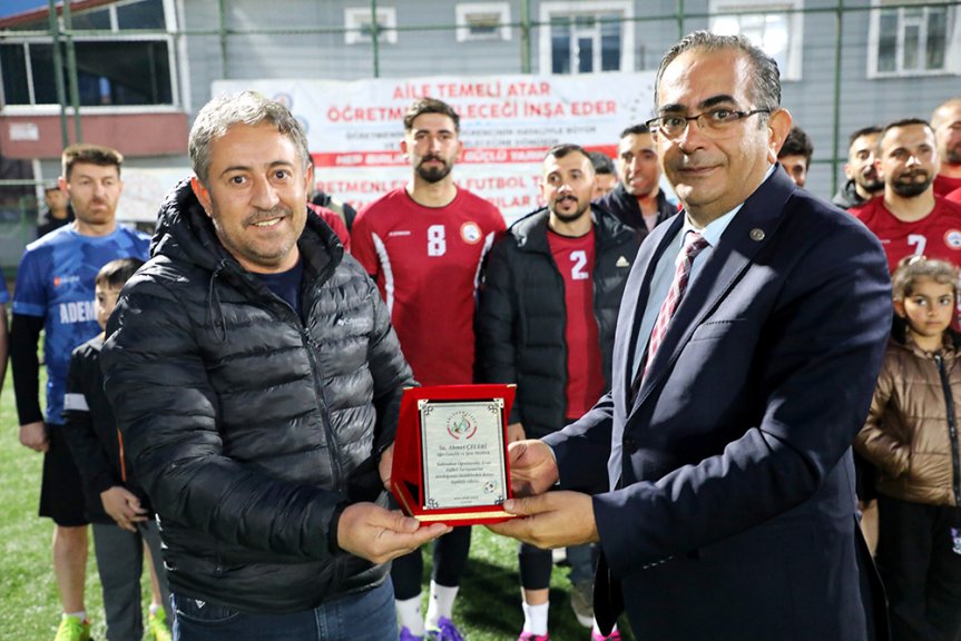 Ağr öğretmenler arası futbol turnuvasında şampiyon olan Semerkant Ticaret MTAL 5