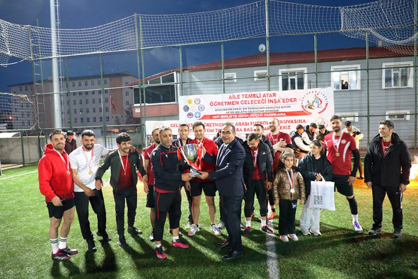 Ağr öğretmenler arası futbol turnuvasında şampiyon olan Semerkant Ticaret MTAL 6