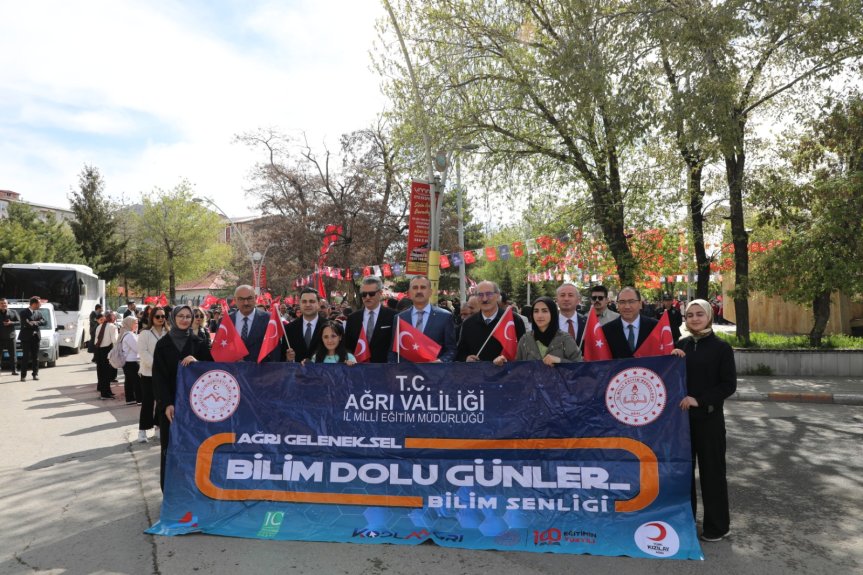 Ağrı Bilim Dolu Günler Bilim Şenliği kortej yürüyüşünde protokol üyeleri ve öğrenciler pankart taşıdı