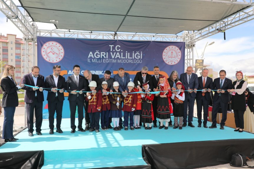 Ağrı Bilim Dolu Günler Bilim Şenliği açılış kurdelesi protokol üyeleri ve öğrenciler tarafından kesildi