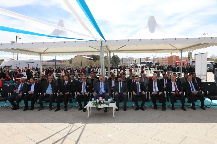 Ağrı Bilim Dolu Günler Bilim Şenliği açılış programında protokol üyeleri alanda yer aldı