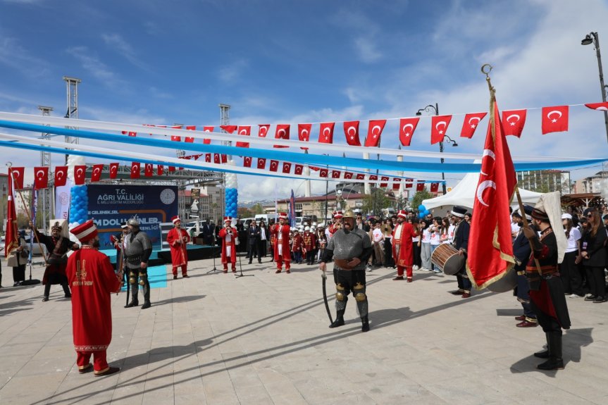 Ağrı Bilim Dolu Günler Bilim Şenliği açılışında mehter takımı gösteri sundu