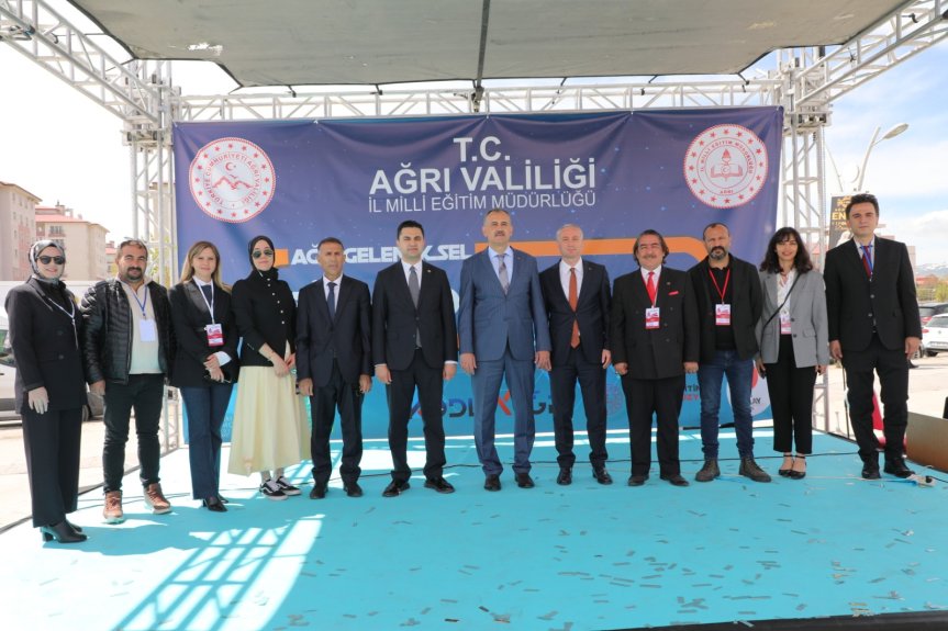 Ağrı Bilim Dolu Günler Bilim Şenliği açılış programında protokol üyeleri sahnede hatıra fotoğrafı çektirdi