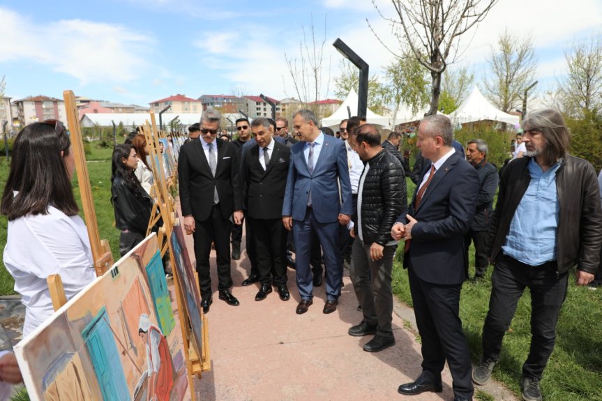 agri-bilim-senligi-resim-sergisi-ziyareti 1