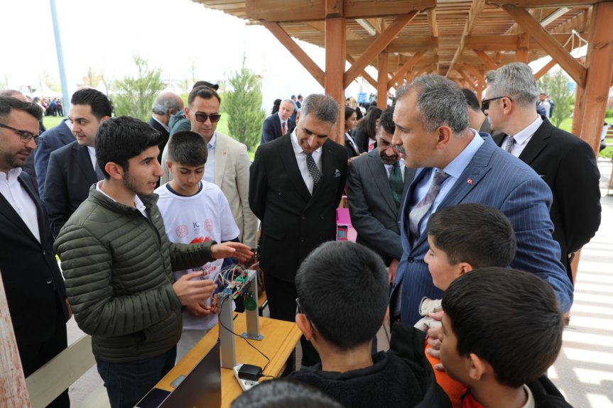 Ağrı Bilim Dolu Günler Bilim Şenliği kapsamında protokol üyeleri resim sergisini gezdi
