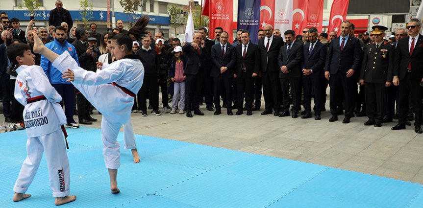 Ağrı cumhuriyet caddesinde ki 19 Mayıs etkinliğinde taekwondo gösterisi yapıldı