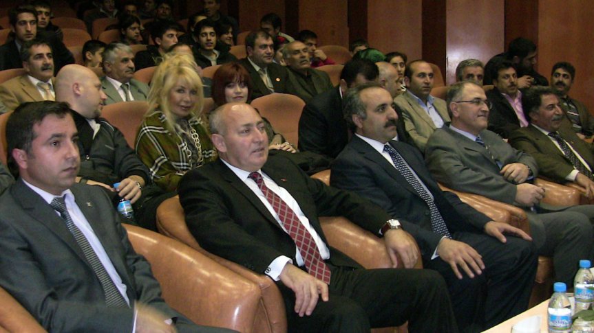ğrı Dengbejler Şöleni programını izleyen protokol üyeleri ve vatandaşlar