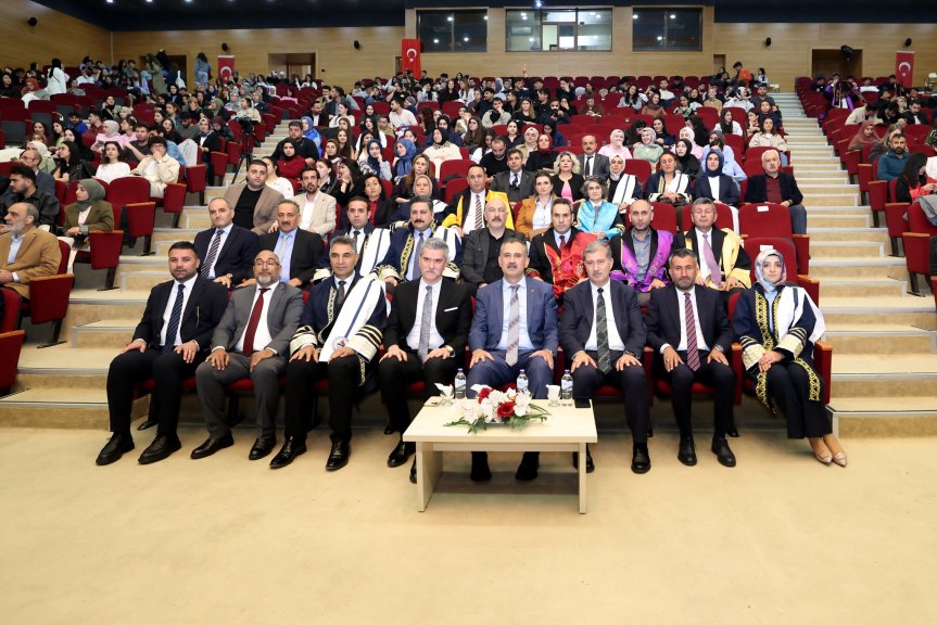 Ağrı İbrahim Çeçen Üniversitesi mezuniyet törenine il protokolü, öğrenciler ve aileleri katıldı