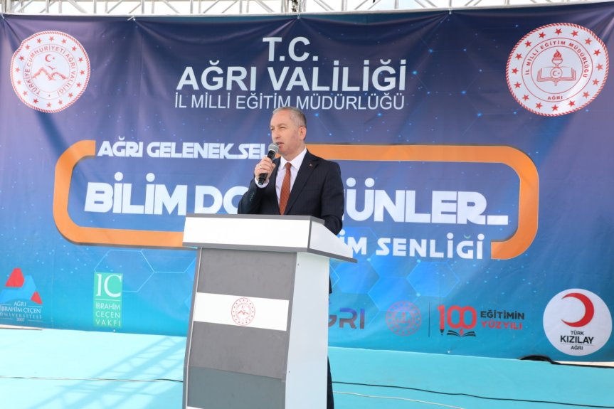 Ağrı İl Milli Eğitim Müdürü Hasan Kökrek Bilim Dolu Günler Bilim Şenliği programında konuştu