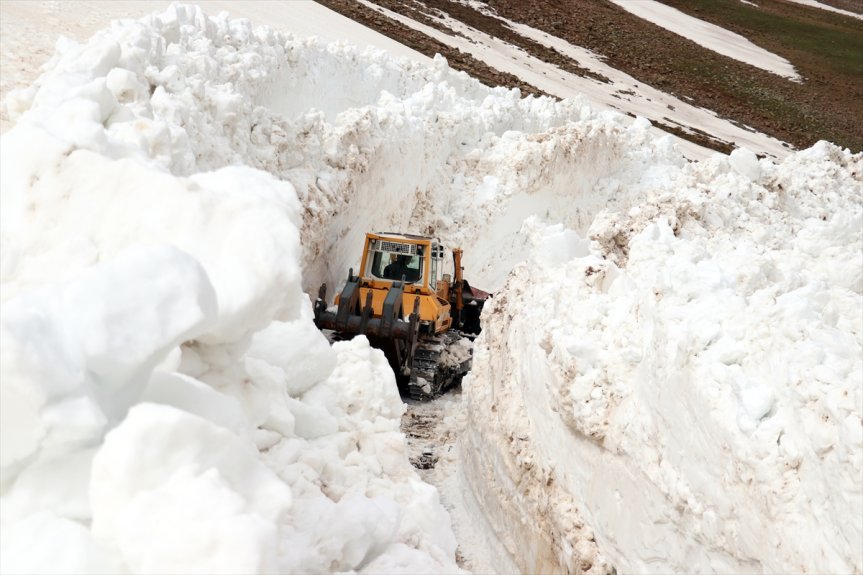 Ağrı'da karla kaplı 35 kilometrelik yolda dozerle yol açma çalışması