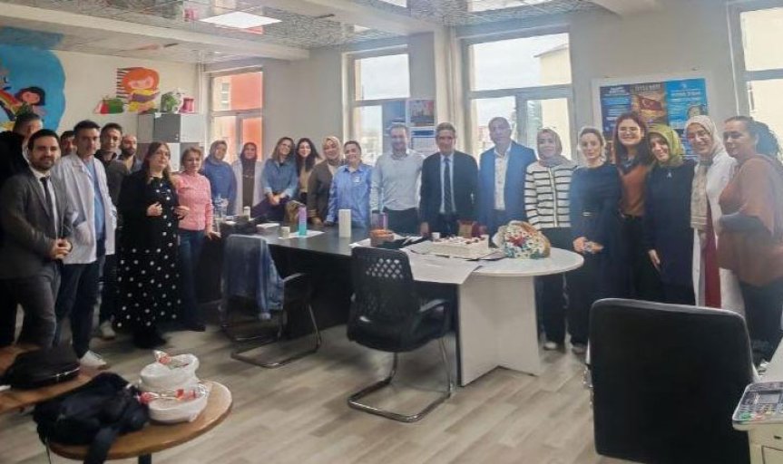 Ağrı'da Mustafa Tokmak için düzenlenen emeklilik veda programına katılan öğretmenler