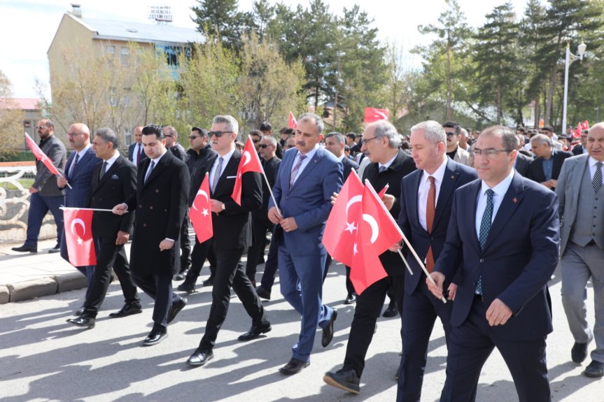 Ağrı protokolü Bilim Dolu Günler Bilim Şenliği kortej yürüyüşünde Türk bayrakları taşıdı