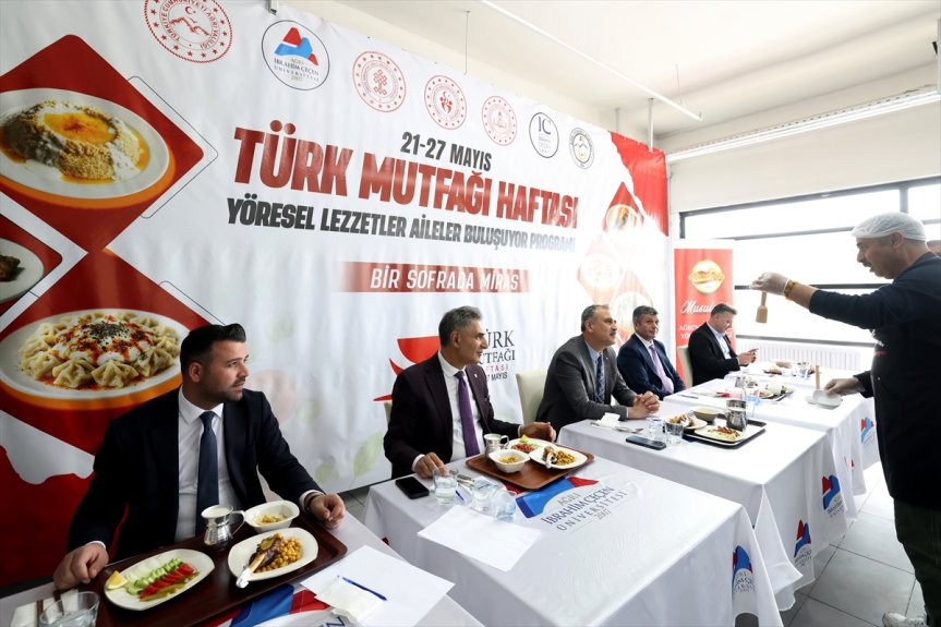 Ağrı'da Türk Mutfağı Haftası kapsamında düzenlenen yöresel yemek yarışmasında jüri üyeleri yemekleri değerlendirdi