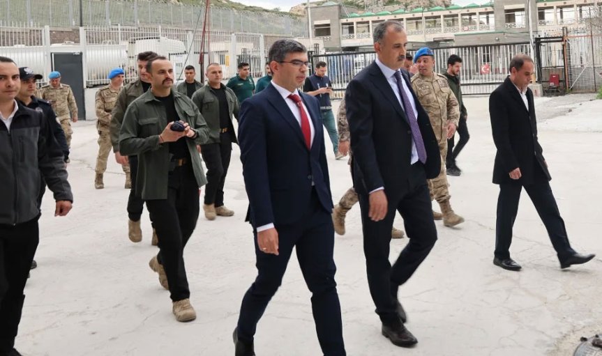 Ağrı Valisi Önder Bozkurt ve beraberindeki heyet, Gürbulak Sınır Kapısı bölgesinde incelemelerde bulundu