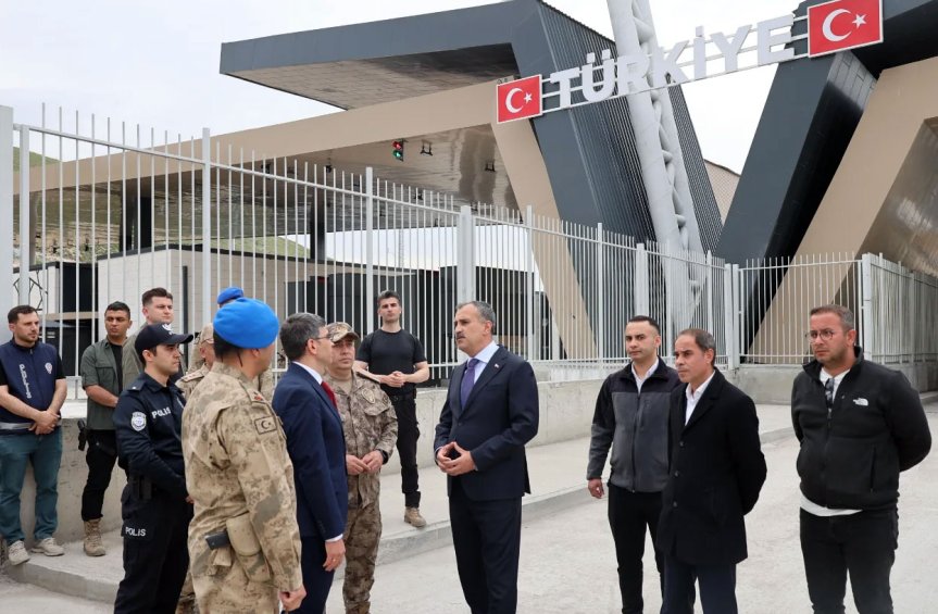 Ağrı Valisi Önder Bozkurt, Gürbulak Gümrük Kapısı girişinde jandarma, emniyet ve gümrük yetkilileriyle bir araya geldi