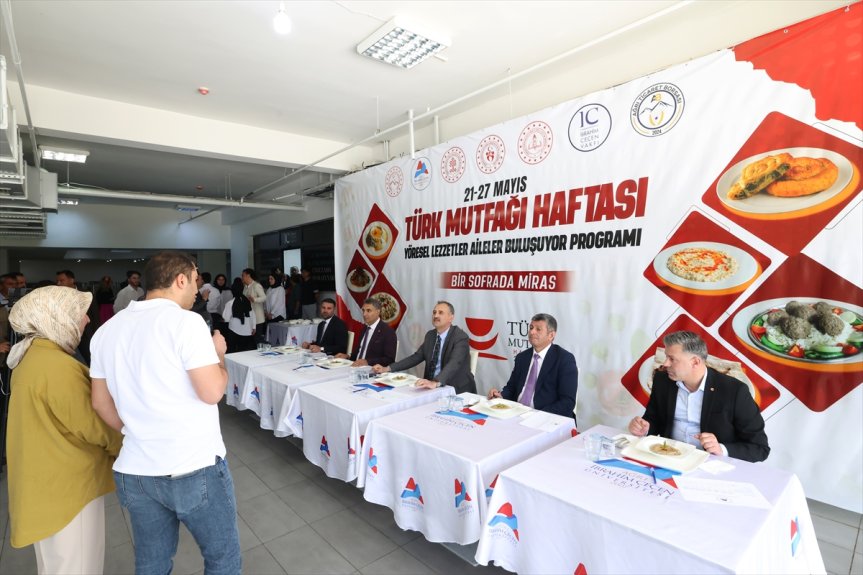 Ağrı'da Yöresel Lezzetler Aileler Buluşuyor programında aileler hazırladıkları yemekleri jüriye sundu