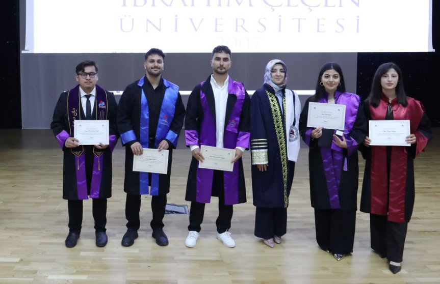 Prof. Dr. Hülya AKINCIOĞLU mezun öğrencilere belgelerini verdi