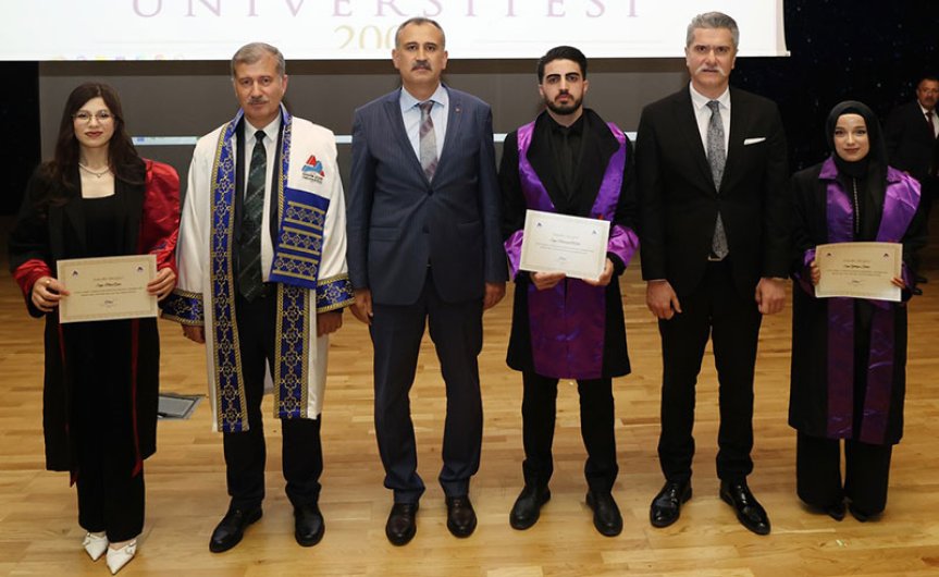 vali önder bozkurt başsavcı adem çalış ve rektör ilhami gülçin öğrencilerle mezuniyet töreninde