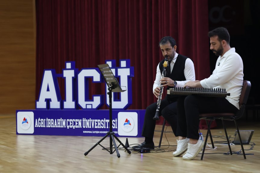 Ağrı İbrahim Çeçen Üniversitesi mezuniyet töreninde müzik dinletisi sunuldu