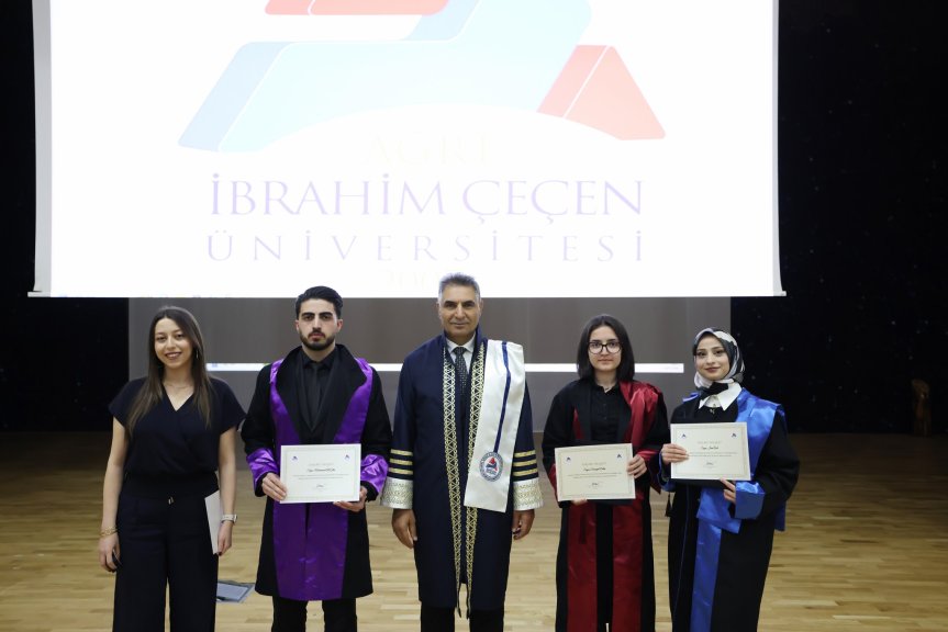 Ağrı İbrahim Çeçen Üniversitesi mezuniyet töreninde Prof. Dr. Erdal YILMAZ dereceye giren öğrencilere ödülleri verildi