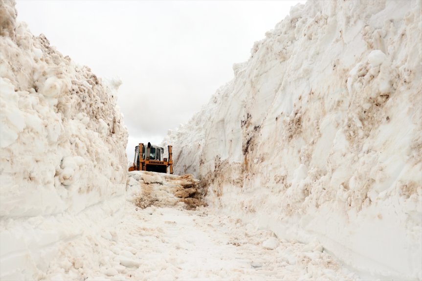 Balık Gölü bölgesinde yüksek kar duvarları arasında yol açan dozer
