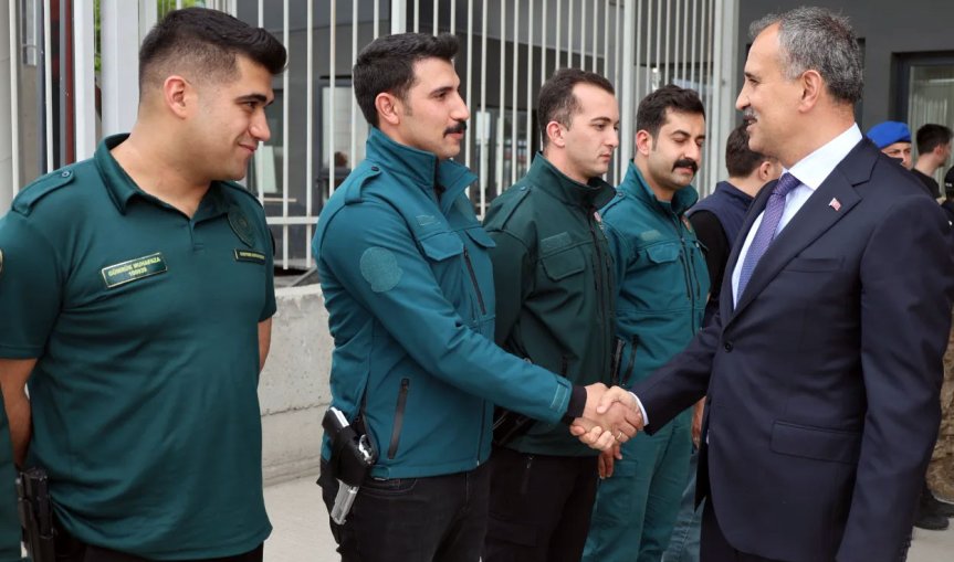Ağrı Valisi Önder Bozkurt, Kurban Bayramı kapsamında Gürbulak Gümrük Kapısı'nda görevli personelle bayramlaştı